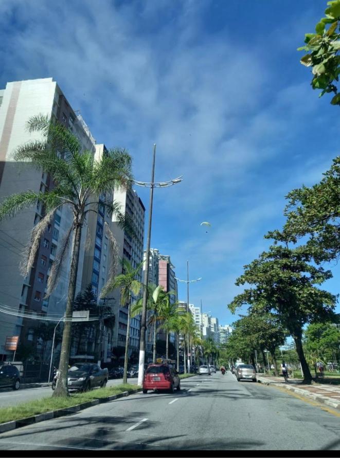 Apartment Moderno A 70 M Da Do Embare ! Vista Lateral ,ar Condicionado ,wi-fi ,pet Friendly! Santos (Sao Paulo)